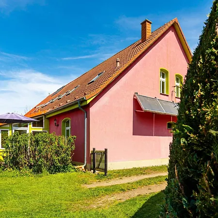 Romantic Escape In Altentreptow, Cleaning Included Appartamento